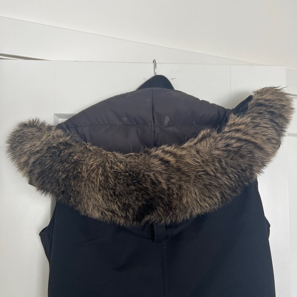 Aritzia community parka style paradigm vest - Picture 9 of 10